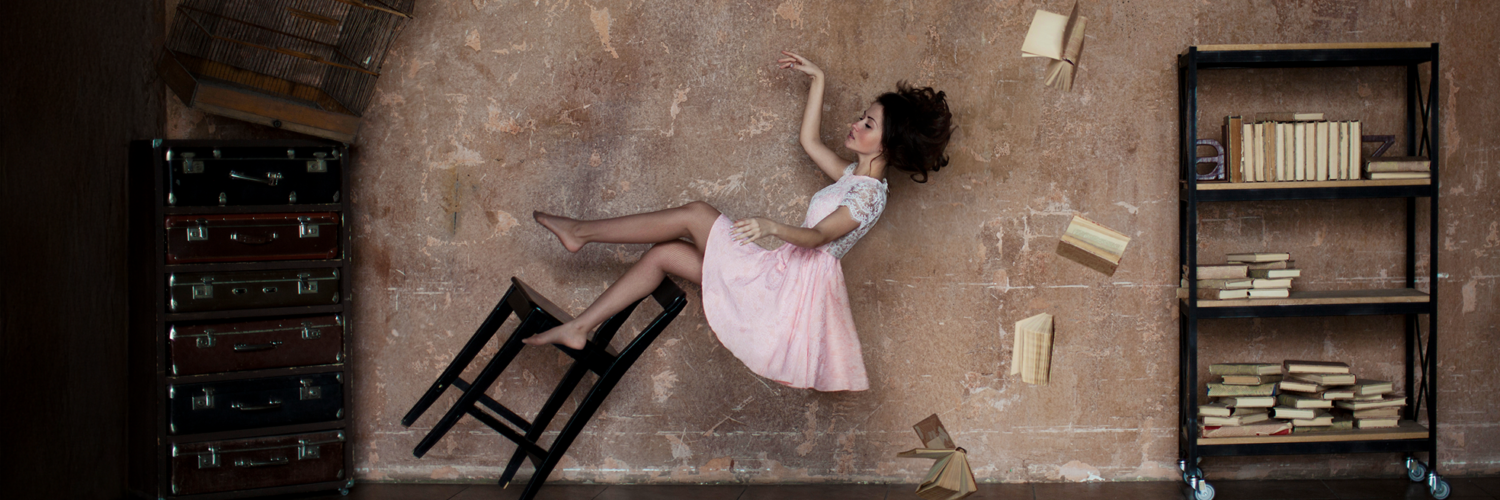 odalisque-letters-contact-woman-falling-with-contact-letters